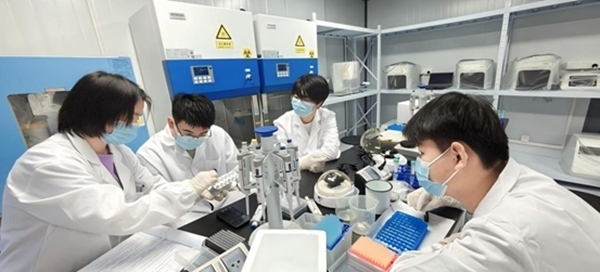 “個體基因解密實驗”預(yù)實驗課堂。東華大學供圖