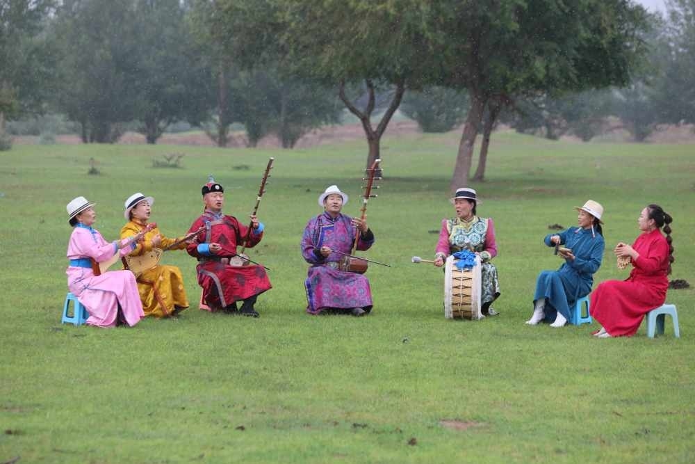 2024年7月16日，《格薩（斯）爾》史詩(shī)說(shuō)唱傳承人在內(nèi)蒙古赤峰市巴林右旗戶外表演。（胡斯楞攝）