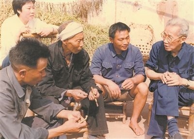 侯光炯（右一）和農(nóng)民在一起親切交流。 西南大學(xué)檔案館供圖